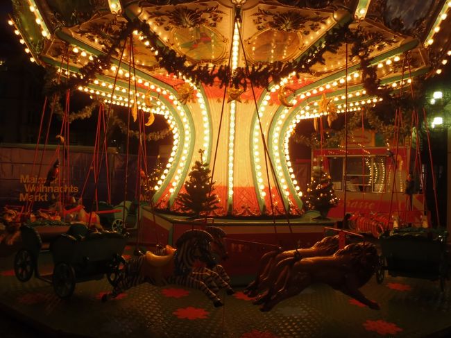 小さいし、誰も乗ってないけどメリーゴーランドもあり。