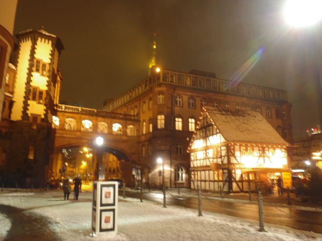 手前の小さな小屋はハチミツの店。キャンドルとか売ってた。<br /><br />ゆっくり見たかったなぁ…<br /><br />ツアーですから、時間に限りがかあります。団体行動ですからね。