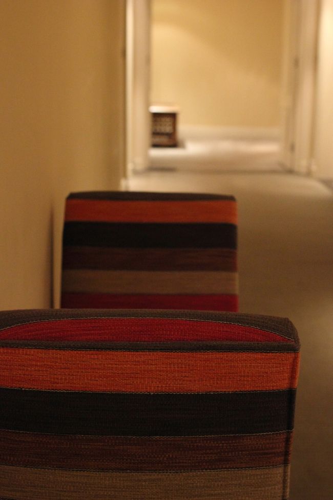 そろそろ時間も遅いので、Unpackの途中で食事に。<br />ホテルの廊下ですが、ベッドの前に置いてあるようなやつがところどころにあります。