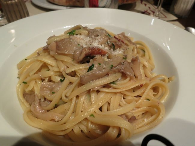 フンギのリングイネ。<br /><br />ポルチーニ茸をふんだんに使った贅沢なパスタ。<br />かなり美味しかったです。