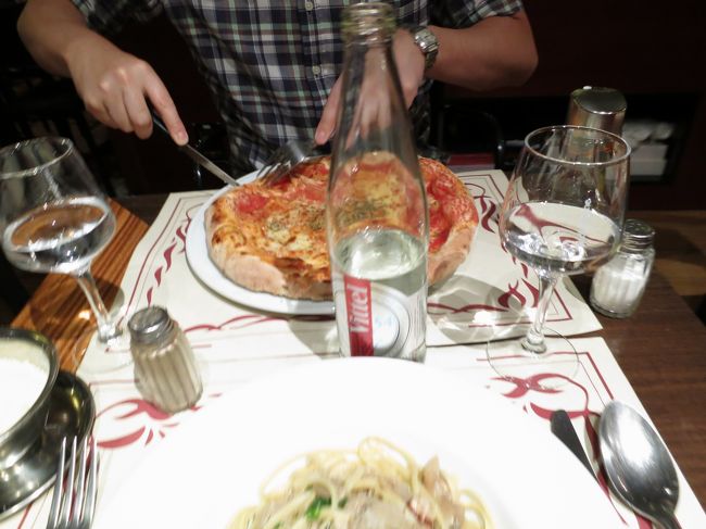 もう一品はピッツァ・マルゲリータ。<br />こちらも、日本の人気店ほどではありませんが、なかなか。<br /><br />何しろ、これがミネラルウォーター込みで、二人で2500円程だったので、大満足。