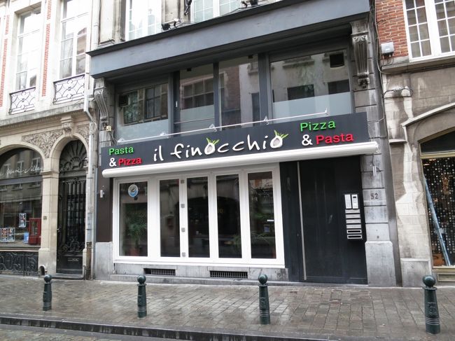 タクシーで来る途中で見かけたイタリアンへ。<br />これは後日撮った昼間の写真です。<br />Il Finocchio。<br /><br />グランプラスの市庁舎から見て左手、1本裏の通りです。