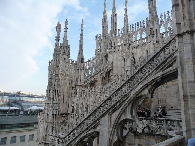 ひとつひとつ先端に像が彫ってあります。フィレンツェのドーモとよく比較されますが、エレベータでこちらは登れます。屋上はフラットではなく、ところどころ「斜め」状態です。