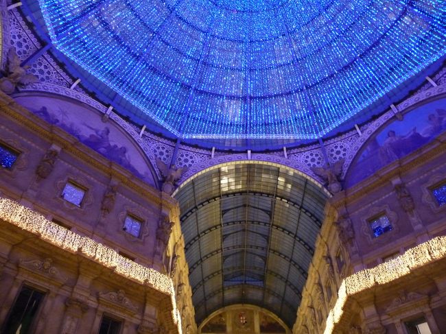 ガッレリアの天井。夜はライトアップされてきれいです。これはさすがに日本にはないねー。