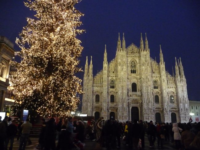 クリスマスツリーに映える夜のドーモ。われわれのヨーロッパはいつもクリスマスから年末にかけて催行するため、クリスマスデコレーションを見る事が出来ます。