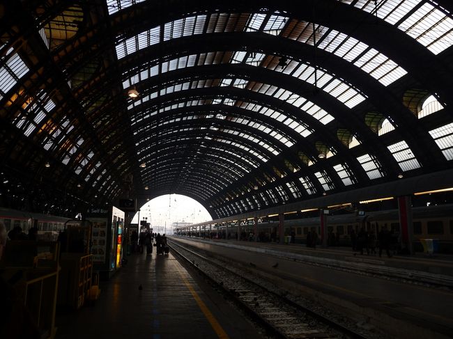 ミラノ→フィレンツェの移動のため、１時間前にミラノ中央駅に到着してスタンバイしていましたが、肝心の到着時刻表示が３０分前でないと表示されないので、ひたすらホームでフィレンツェ行きの列車をチェックします。「冷静と情熱のあいだ」のラストシーンで「あおい」と「順正」が再び会うホームです。この映画を見て、ミラノ・フィレンツェを巡る企画をしたといっても過言ではありません。ヨーロッパの大きな駅の雰囲気をかもし出していて、今にも到着した「ＩＣ」から「あおい」が降り立ちそうな気がします。