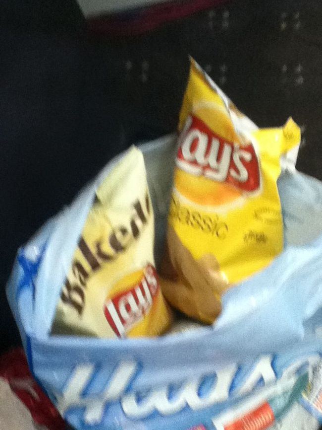 帰国後、子供へのお土産ポテチ、これもピンボケ(；´Д｀)<br />レイズおいしいですよね（ブラジル関係ないですけど）<br />しかもJFKのサクララウンジに携帯電話忘れてきてしまいました(；´∀｀)ﾏｼﾞﾃﾞ・・・<br />JALさんに電話したら、ちゃんと見つけてくれて、わざわざニューヨークから日本へ送付し、<br />自宅まで無事届きました！(・∀・)　（成田からはもちろん着払いですよ）<br />ニューヨークに取りに来てくださいとかいわれたらどうしようかと思ってましたが(； ･`д･´)<br /><br />とにもかくにも、JALさんありがとうございました(m´・ω・｀)m <br />それと、再上場おめでとうございます！d(　^ωﾟ )