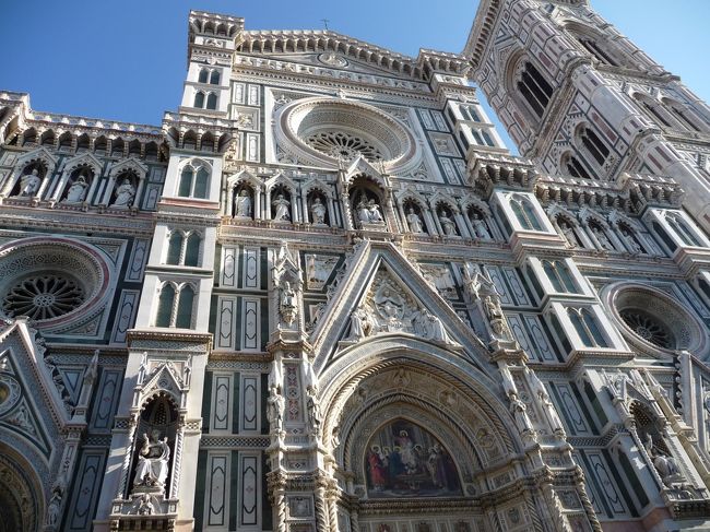 フィレンツェのドォゥーモ。白・グリーン・ピンクの３色の大理石で建築されており、大変美しい。