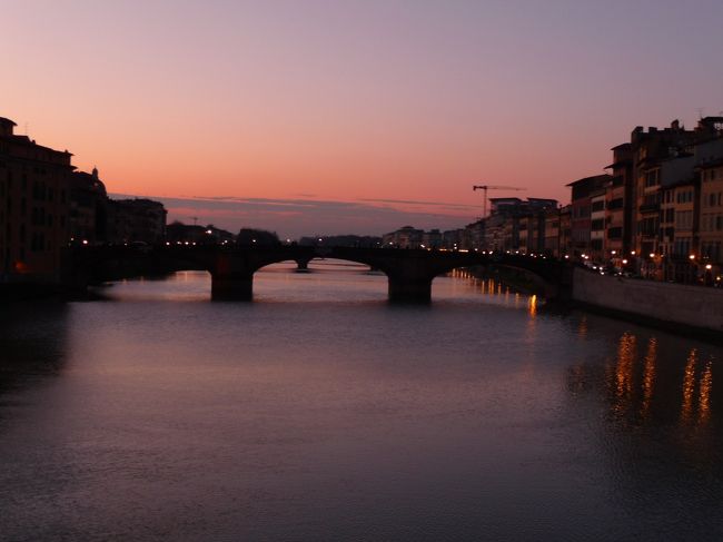 アルノ川の夕焼けを写真に収めながらホテルへかえりました。明日はピサの斜塔です。