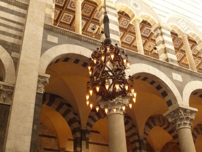 ガリレオが「振り子の原理」を発見したといわれるシャンデリア。大聖堂内にあります。