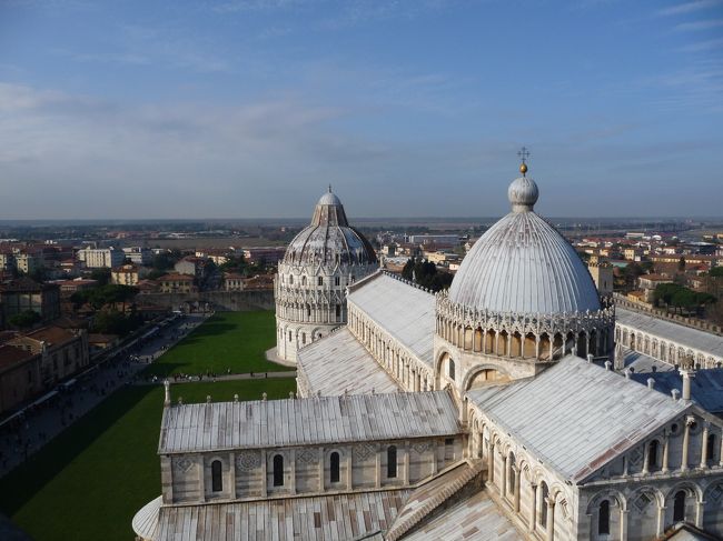 斜塔の中はやはり場所によって後ろにひっぱられたり、前のめりになったりと傾いていることが実感できます。なんとか屋上階にのぼってピサの町を一望できることができ、感慨ひとしおでした。この位置での写真は斜塔の上に登らないと撮ることができません。やっぱり、個人でこないと入場制限のある斜塔の内部は見られないので、バスで迷ったかいがあったというものです。