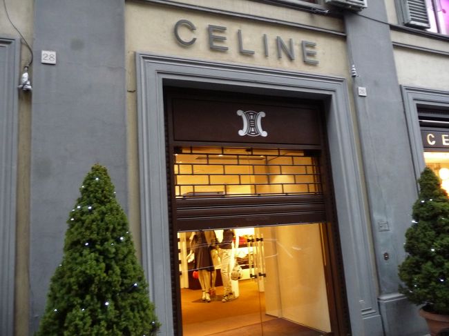 ふらっと入ったセリーヌで奥さん用のバックが現品ながら半額となっていたのですぐさまゲットです。<br />翌日も娘の財布を半額で購入しました。