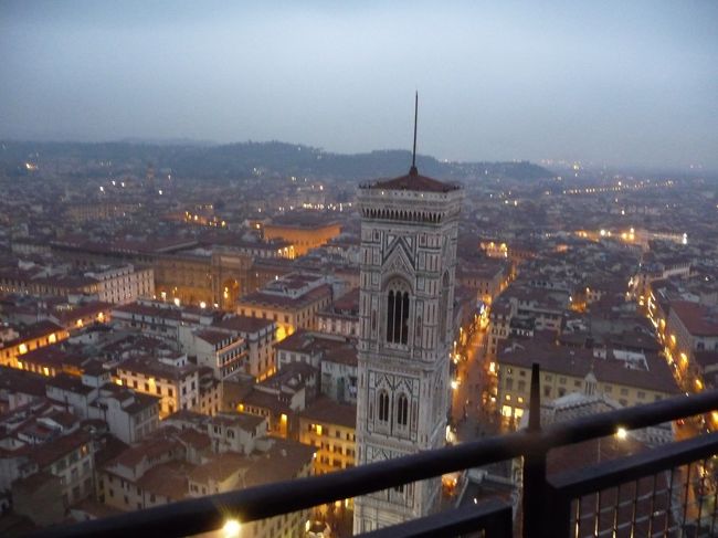 だいぶ以前の映画ですが「冷静と情熱の間」。この映画の重要なシーンとなったのがこの「ク−ポラ」です。１０年後の約束を果たすため順正（竹野内豊）が待っているクーポラにミラノからあおい（ケリー・チャン）が訪れるシーン。「わたしの30歳の誕生日に、フィレンツェのドゥオーモのクーポラで会ってね。約束してね。」ってすごいですね。