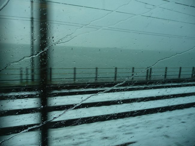 ＳＭＮ（サンタマリア・ノヴェッラ駅）からイタリア新幹線でベネチアへ。写真は雪がふる線路。ベネチアへ向かう列車から。橋を渡れば「サンタルチア駅」です。アドリア海を渡る鉄橋を過ぎるとサンタルチア駅につき、そこから船で大運河をめぐってホテルへ向かいますが、リアルト橋からホテルへの道が、聞いた通りにいっても全然到着しない。日本人の３人組やゴンドリエに聞きつつ、近くのホテルのフロントまで行って、やっと「ルッツイーニホテル」に到着できました。うれしい―。部屋は改装直後なので大変奇麗です。