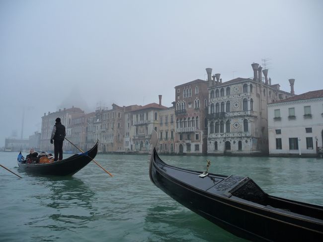 霧がかかって、幻想的なカナル・グランデ。