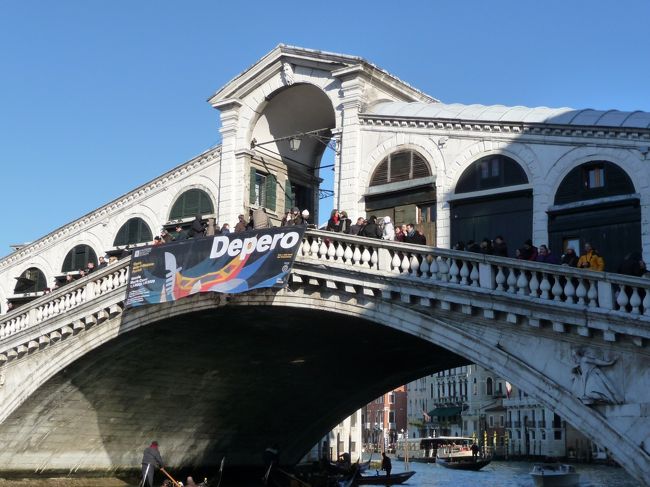 リアルト橋。ここからみんな写真を撮ってます。表紙の写真もここから撮ったものです。