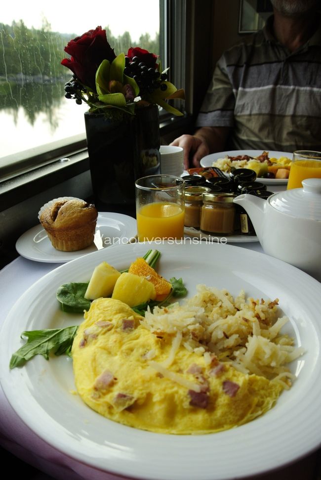 寝台車にはシャワー室もあるため、<br />朝シャンをした後、朝食へ。<br /><br />朝からのんびり優雅に、がっつり。<br /><br />しかし、カナディアン号の食堂車は、相席が基本。<br />これからのお食事タイムは、低レベルな英語力で<br />コミュニケーションを取らなければなりません。<br /><br />それだけがちょっと大変。