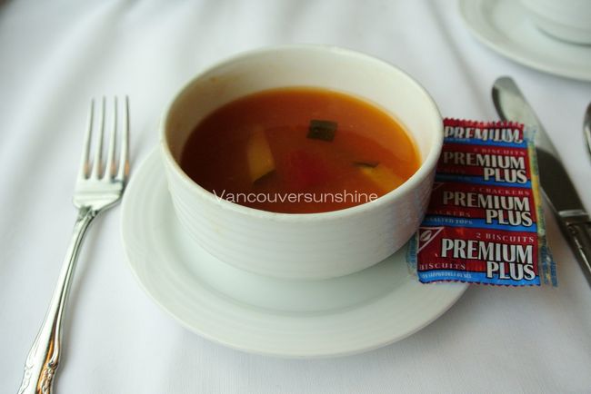 景色を見てボ〜ッとしているうちに、<br />あっという間にランチのお時間。<br /><br />行動が平均的な日本人よりかなりトロイ私は<br />大陸横断鉄道のゆったりとした時間への適応が早く、<br />とにかくボ〜ッとしまくっているせいか、<br />3度の食事の時間がやってくると、<br />何だか忙しなく感じてしまいます。<br /><br />景色見て食事して、寝るだけの日々なんですが。。。