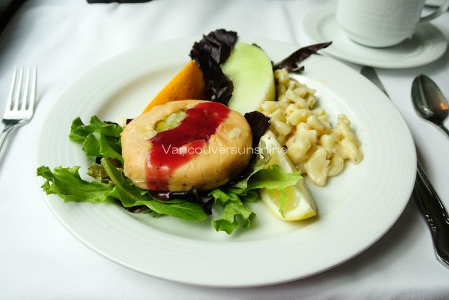 メインに選んだのは、「Salmon Rose」。<br /><br />文字通り、サーモンをバラのように飾った一品。<br />他の乗客にも「ゴージャス！」と評判でした。<br /><br />ただ、どうも席のメンバーがイマイチで、<br />ずっと無言での食事だったのが辛かった〜。<br />お粗末な英語でへこんでも、<br />会話がある方が良いな〜と思いました。