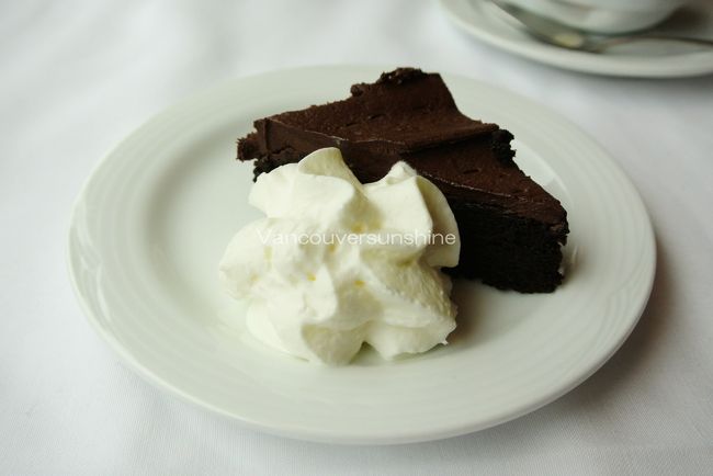 デザートは、チョコレートケーキ。