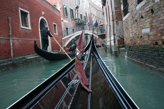 ツーリストオフィスで申し込んだ「ゴンドラセレナーデ」に乗ったのだけど、これが抜群によかった。まず、料金交渉をしなくて良いので「ぼったくられる」可能性がありません。また、全体で７台程度のゴンドラで船団を組んで進んでいくのですが、一艘のゴンドラにアコーディオン奏者と歌手が乗り込んで大きな声で歌を歌いながら行くので、ちょっと恥ずかしいというか、気持いいというか、複雑な感覚でした。