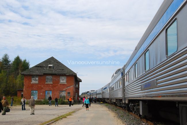 今日の唯一の停車駅。<br /><br />昨年のバンクーバーからのカナディアン号でも、<br />やはりこちら駅で小休止しました。<br /><br />駅名はスペルが面倒なので、今回は省略。