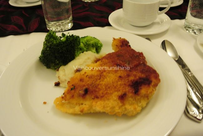 メインディッシュは、「Chicken Maitre D’」。<br /><br />チキンのあとは、何のことだかよく分かりません。。。<br />他にも「Veal Chop」が気になりましたが、<br />「Veal」がわからず、無難にチキンにいきました。<br /><br />ちゃんと辞書で調べない姿勢は、<br />昨年から全く変わっていないようです。。。<br />でも、チキンは美味しかったですよ！<br /><br />写真がちょっとぶれてますが。。。<br />走る列車の中、夜になると写真を撮るのは大変なんです。。。