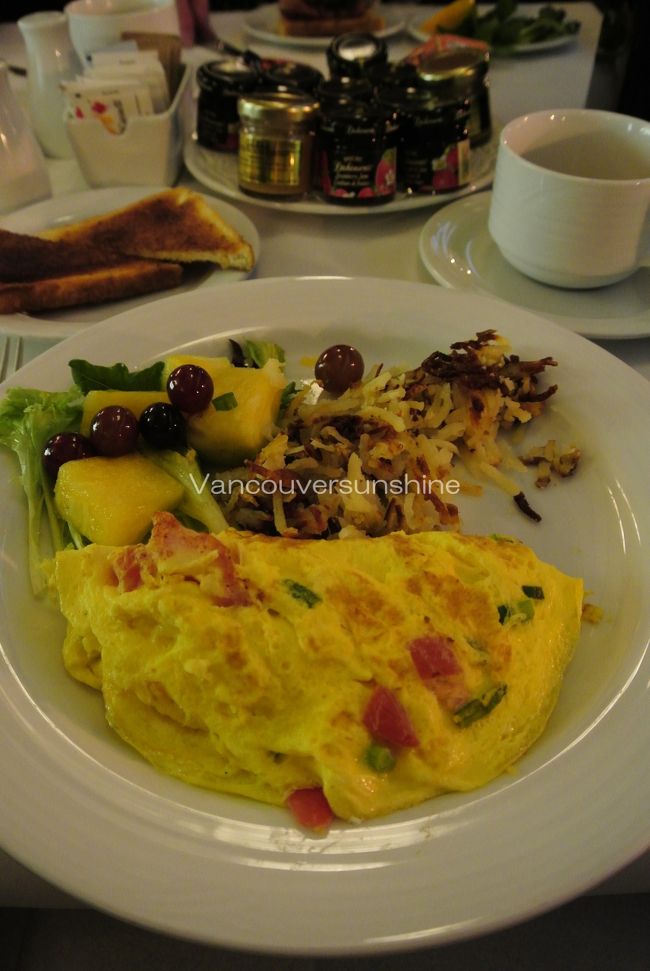 今日の朝ごはんは、到着したウィニペグ駅で。<br /><br />車窓の綺麗な景色を眺めながらではなく、<br />駅のホームを眺めながらの朝食となりました。<br /><br />お味はいつもと変わらず美味しいのですが、<br />何かがちょっと物足りない。<br />車窓からの眺めも、味覚に影響しているのかも。<br />