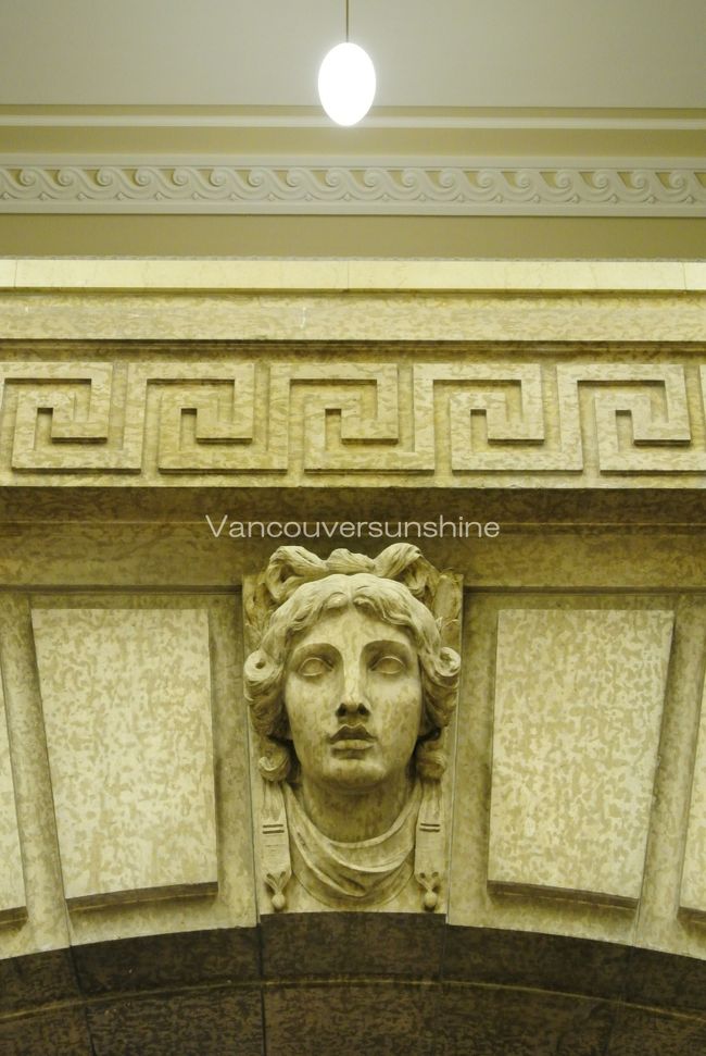 最初はウィニペグ駅周辺を少し観光し、<br />その後、マニトバ州議事堂へと向かいました。<br /><br />マニトバ州議事堂は、色々な方がいます。<br /><br />その中のお一人が、<br />睨まれると石になってしまう、「メデューサさん」。<br />ここでは彼女自身が石になっています。<br /><br />それにしても何でメデューサさんがいるのかは不明です。<br />ガイドさんが説明したかもしれませんが。。。