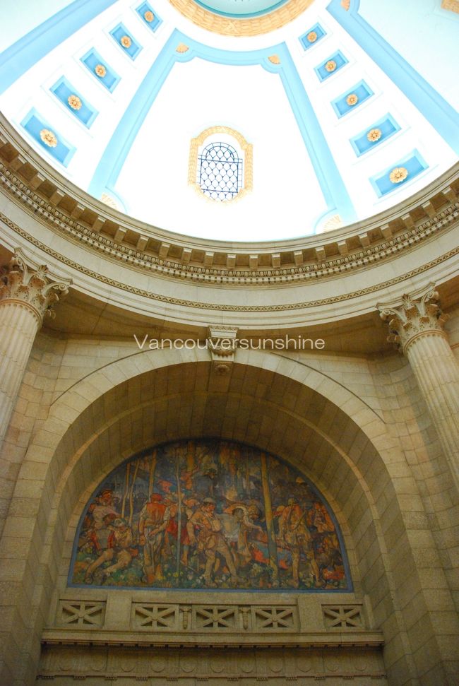 ドームからは陽の光が差し込み、<br />これまたゴージャスな雰囲気。