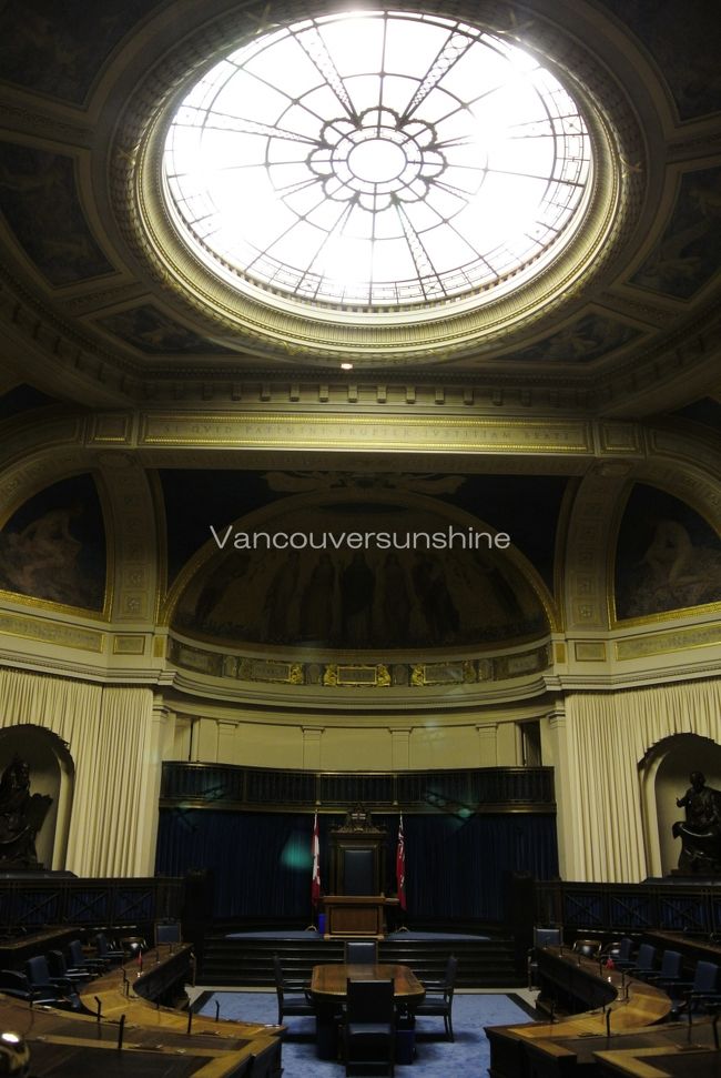 カッコイイ議事堂。<br /><br />こういう議事堂だと、<br />「議会中に居眠りするような人はいなさそう」<br />と思う、時々仕事中に意識が飛ぶ私。。。<br />