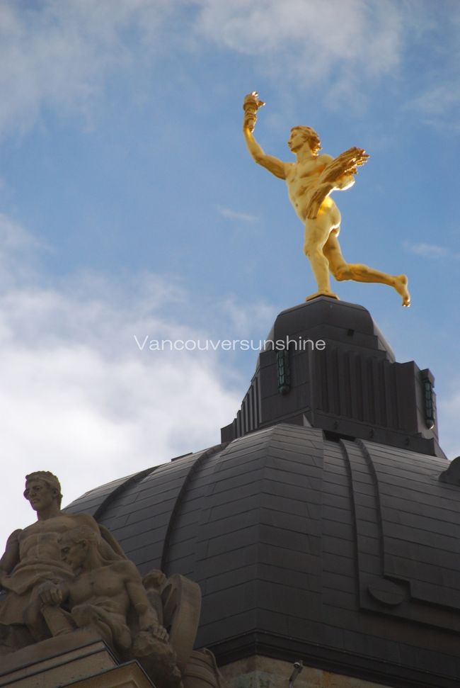 マニトバ州議事堂と言えば、<br />忘れてはならないこの御方。<br />「ゴールデン・ボーイ」。<br /><br />何故ゴールデンな彼がここにいらっしゃるのかは、<br />メデューサさんと同様、不明です。<br />もしかしたらガイドさんが説明したかもしれません。。。<br />（ツアーに参加する意味があるのか？）