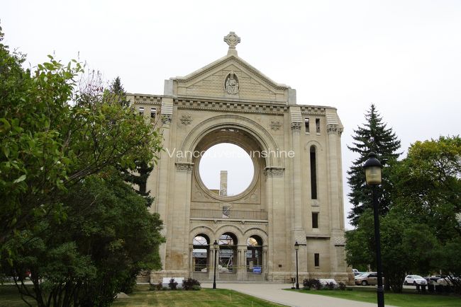 こちらは、「サン・ボンファス大聖堂」の一部。<br /><br />火災による焼失のため、今は復元工事中です。