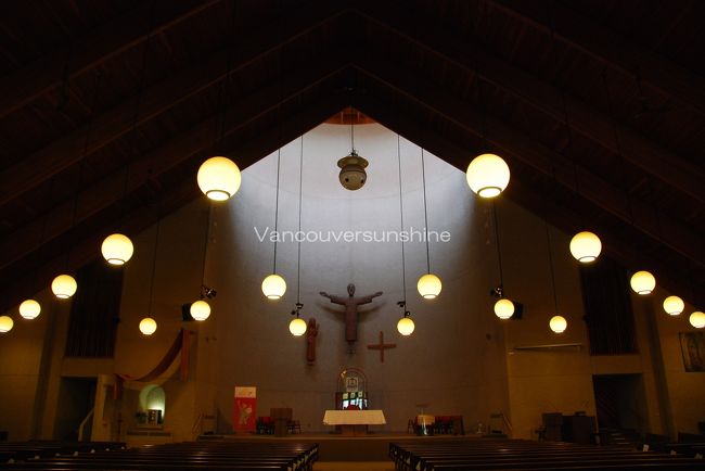 工事中の聖堂の中。<br /><br />モントリオールで見た聖堂とは<br />かなり雰囲気が異なりますが、<br />大平原の街・ウィニペグらしい趣です。