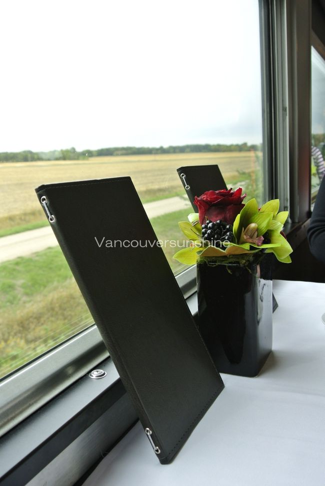 カナディアン号の乗務員は、<br />西行きも東行きも、ウィニペグで交代します。<br /><br />ウィニペグ‐バンクーバー間のメンバーは、<br />メニューもこんな感じで演出。