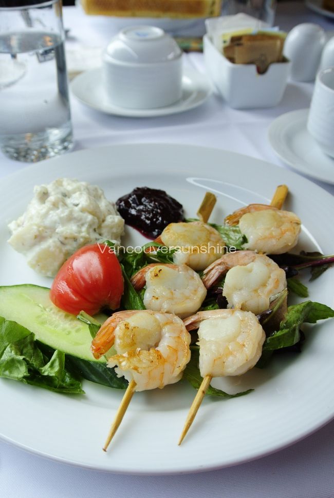 メインディッシュは、<br />「エビとホタテ」をチョイス。<br /><br />コブサラダと迷ったのですが、<br />エビとホタテと「salad with saskatoon berries」<br />に惹かれてこちらを選びました。<br /><br />が、その「saskatoon berries」は、<br />お皿の端っこにある、ジャムのようなものでして、<br />サラダを彩るジューシーなベリー♪<br />を頭の中で想像していた私は、ちょっと予想外。<br /><br />コブサラダの方が良かったかも。。。<br />１番目にお昼を食べた人も、<br />「コブサラダが良かったわよ〜☆」って言っていたな。。。<br /><br />でも、エビはぷりっぷりっで美味しかったですよ。