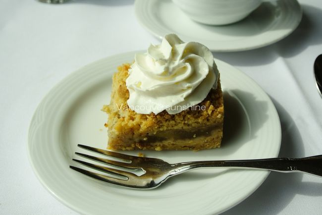 デザートは、「アップルクランブルタルト」<br />（だったと思う）。<br /><br />ここまで、昨夜のディナーのパンを残したくらいで、<br />列車での食事はすべて完食できています！