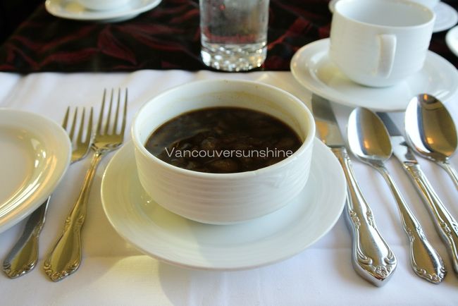 今日のディナーのスープは、<br />オニオンスープ。