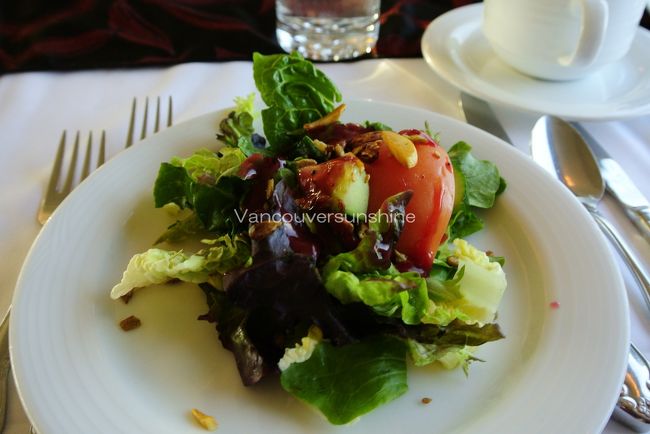 そして、<br />「スープとサラダ、両方頼んで良い」<br />ということを知った私は、迷わずサラダも。<br /><br />