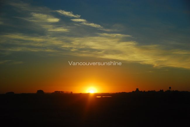 360度広がる大平原に沈む夕陽。<br /><br />カナダならではの絶景です。<br />