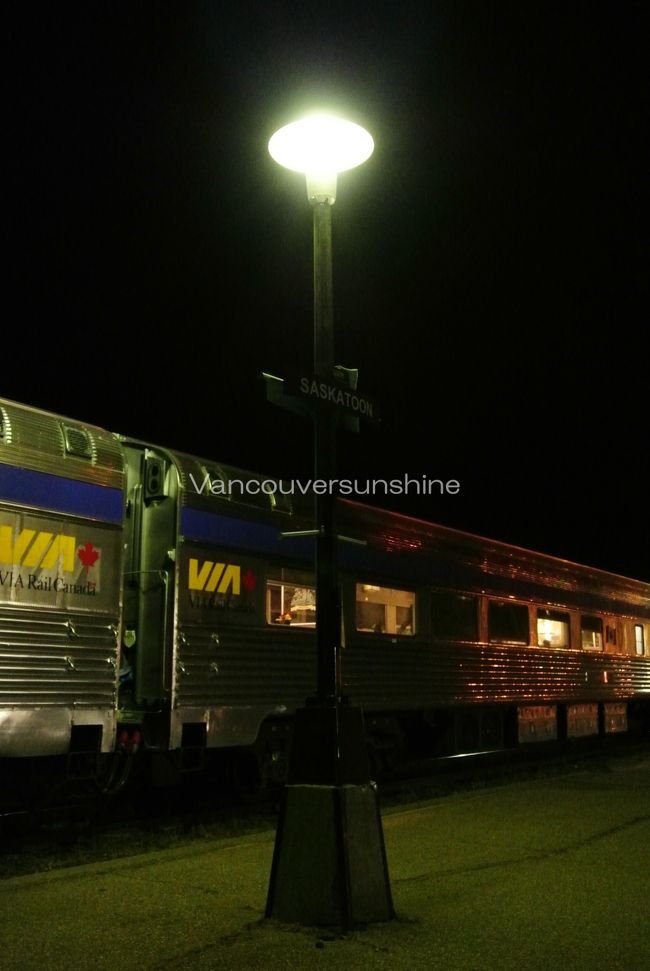 今日3度目の停車駅、「Saskatoon」。<br /><br />外に出る乗客はほとんどいなくて、<br />この駅を利用するお客さんと、<br />休憩の乗務員だけでした。<br /><br />草原から見る夜空はどんなものかと思いましたが、<br />あいにく周囲に外灯があるため、<br />降るような星空は見られませんでした。<br /><br />でも、流れ星を見ることができました☆<br />明日も良い一日になりそうです。