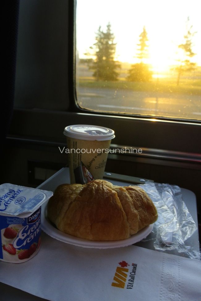 今日のお食事は、ブランチとディナーの2回だけ。<br /><br />代わりにパンとフルーツ、シリアルなどの<br />簡単な朝食を自分で取って、<br />好きなところでいただきます。<br /><br />私は、窓の広い座席で朝陽を眺めながらの朝食。