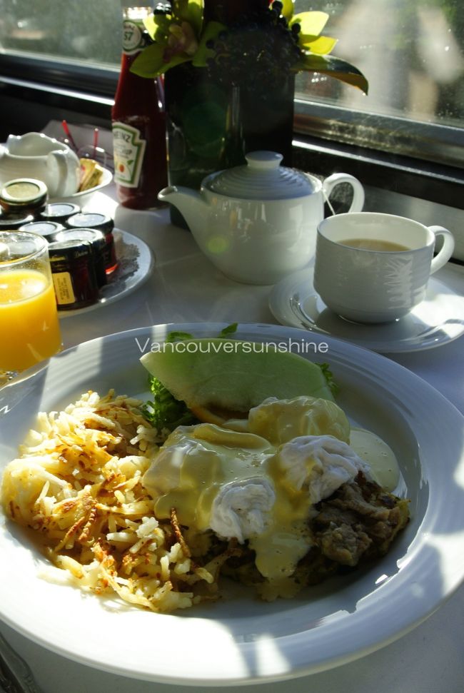 ブランチは、エッグベネディクトをチョイス。<br /><br />今日のメニューは、<br />「チーズケーキフィリングを詰めたフレンチトースト」<br />「ロブスターラビオリ」<br />「シトラスサラダ」<br />などの素晴らしい顔ぶれで、<br />その中から一品を選ぶのは難しかったです。<br /><br />エッグベネディクトは、<br />日本ではなかなか食べることのできない、<br />私のお気に入りのメニューの一つです。<br /><br />でも、イングリッシュマフィンがなかったな。。。