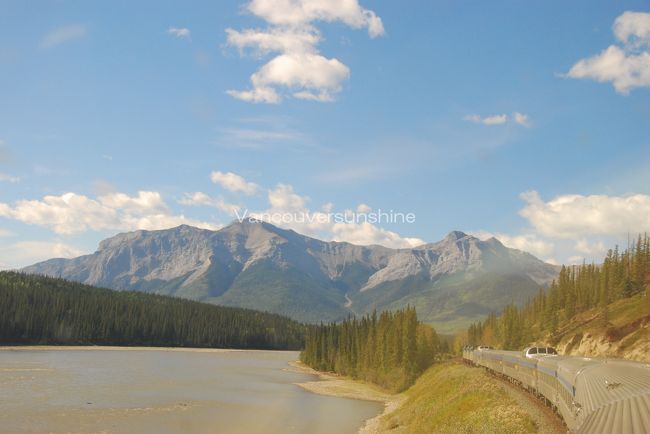 「トンネルと抜けると、そこはジャスパー国立公園」。<br /><br />少しずつ山を登ってきて、あるトンネルを越えると、<br />湖と針葉樹が織りなす、<br />カナディアンロッキーの美しい景色が目の前に現われます！<br /><br />車内の盛り上がりも凄かったです。<br />ガラス越しで写真がイマイチなのが残念。
