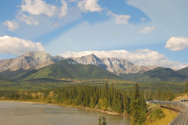 エドモントンからロッキーまでの間、<br />少し曇り空が広がったのですが、<br />ロッキーではこの青空！<br />