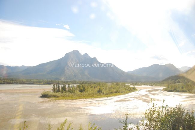 昨年度もこのルートを通ったのですが、<br />今日はまた全く違った表情のロッキー。<br /><br />もう9回も乗っているというカナディアンのおじいさんは、<br />毎回違う景色が見られるよと言っていました。<br /><br />この風景も、実は昨年の旅行記のPart1の<br />メインの写真とほぼ同じ場所から撮ったものです<br />（地球の歩き方「旅スケ」をご覧ください！）。<br /><br />でも、太陽の位置もあり、写真はイマイチ。<br /><br />