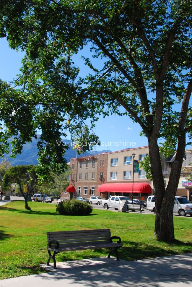 日差しは強く、少し歩くと汗ばむくらいですが、<br />木陰に入ると山の風が心地良いです。<br /><br />こんなベンチでの〜んびりしたいです。