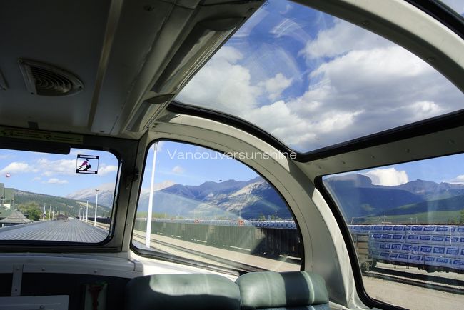 トロントを出発してから、<br />乗客たちの不満だった、<br />ドームカーの窓ガラスの汚れ。<br /><br />ジャスパーの停車の間に<br />綺麗にお掃除されてました。<br /><br />ウィニペグあたりでもやって欲しかった。。。