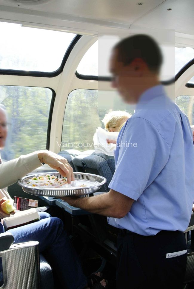 ジャスパーでかなりの乗客の入れ替わりがあり、<br />シャンパンとオードブルのサービスが提供されました。<br /><br />