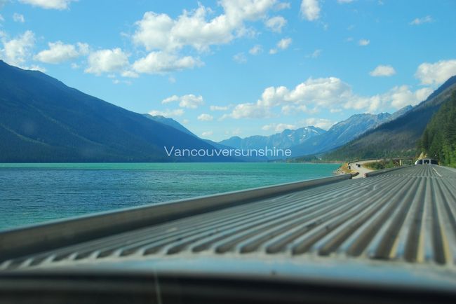 湖の色が何とも言えない美しさ。<br />皆、見とれていました。<br /><br />この辺りは過去2年、いつも曇り空だったのですが、<br />今日は最高のお天気です。